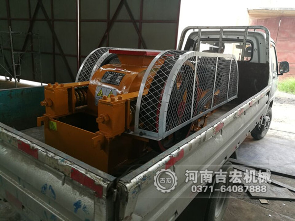 對輥式破碎機(jī)發(fā)貨