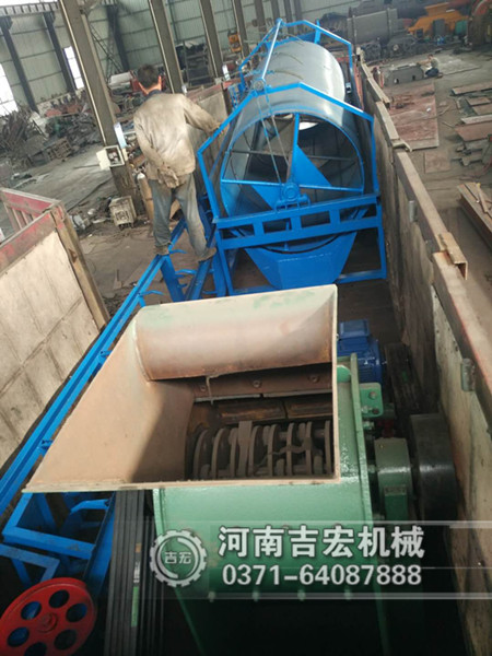 磚廠煤矸石粉碎機生產線設備發(fā)貨現場