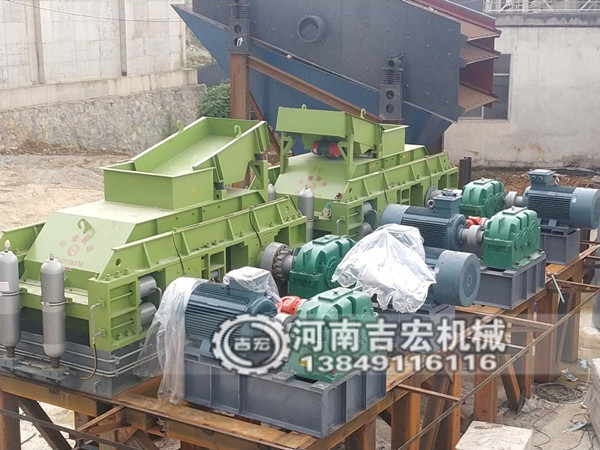 專吃12、13石子液壓對(duì)輥制砂機(jī)-砂場(chǎng)必備制砂設(shè)備！