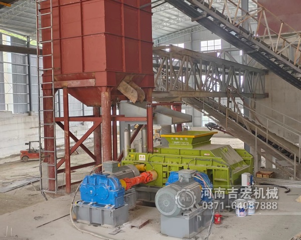 礦場(chǎng)主自述：“換了液壓對(duì)輥機(jī)后，我的鐵礦石制砂廠終于扭虧為盈！”