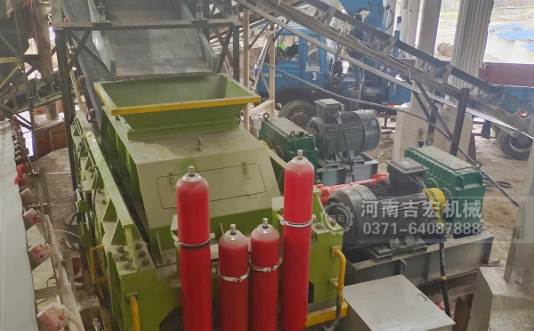 破碎輝綠巖總走彎路？對(duì)輥機(jī)用實(shí)力告訴你：選對(duì)設(shè)備多重要！