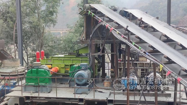 90%的采石場不知道：處理砂巖,液壓對輥比傳統(tǒng)破碎強在哪？